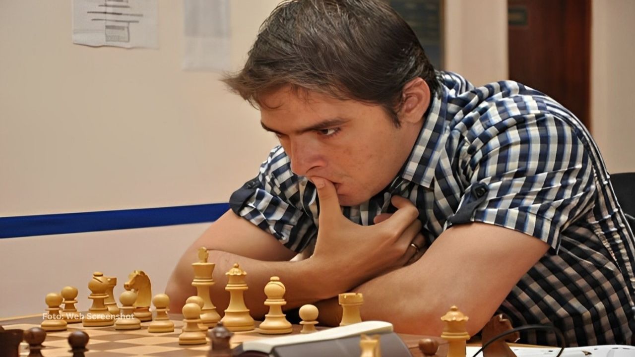 Equipo de Lázaro Bruzón con mala jornada en Panamericano Intercolegial Lázaro Bruzón concentrado en una partida de ajedrez