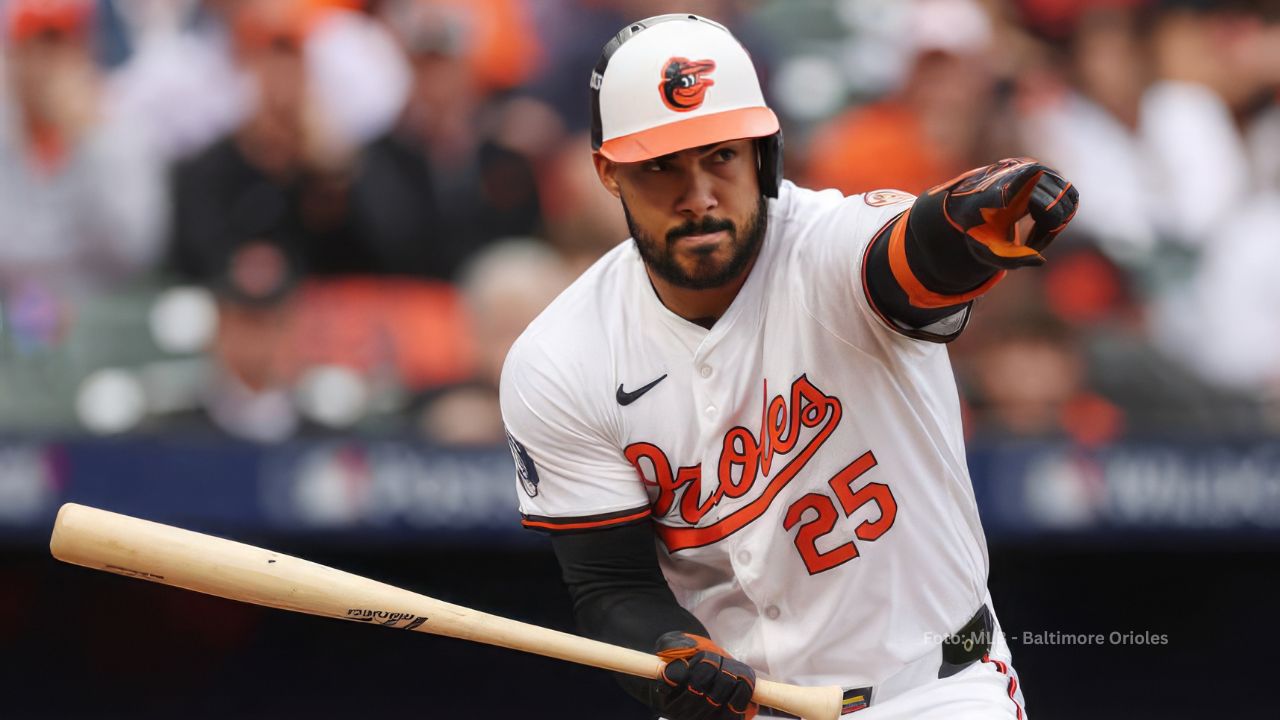 ¿Cuál es el valor de mercado de Anthony Santander? Anthony Santander con el uniforme de Baltimore Orioles