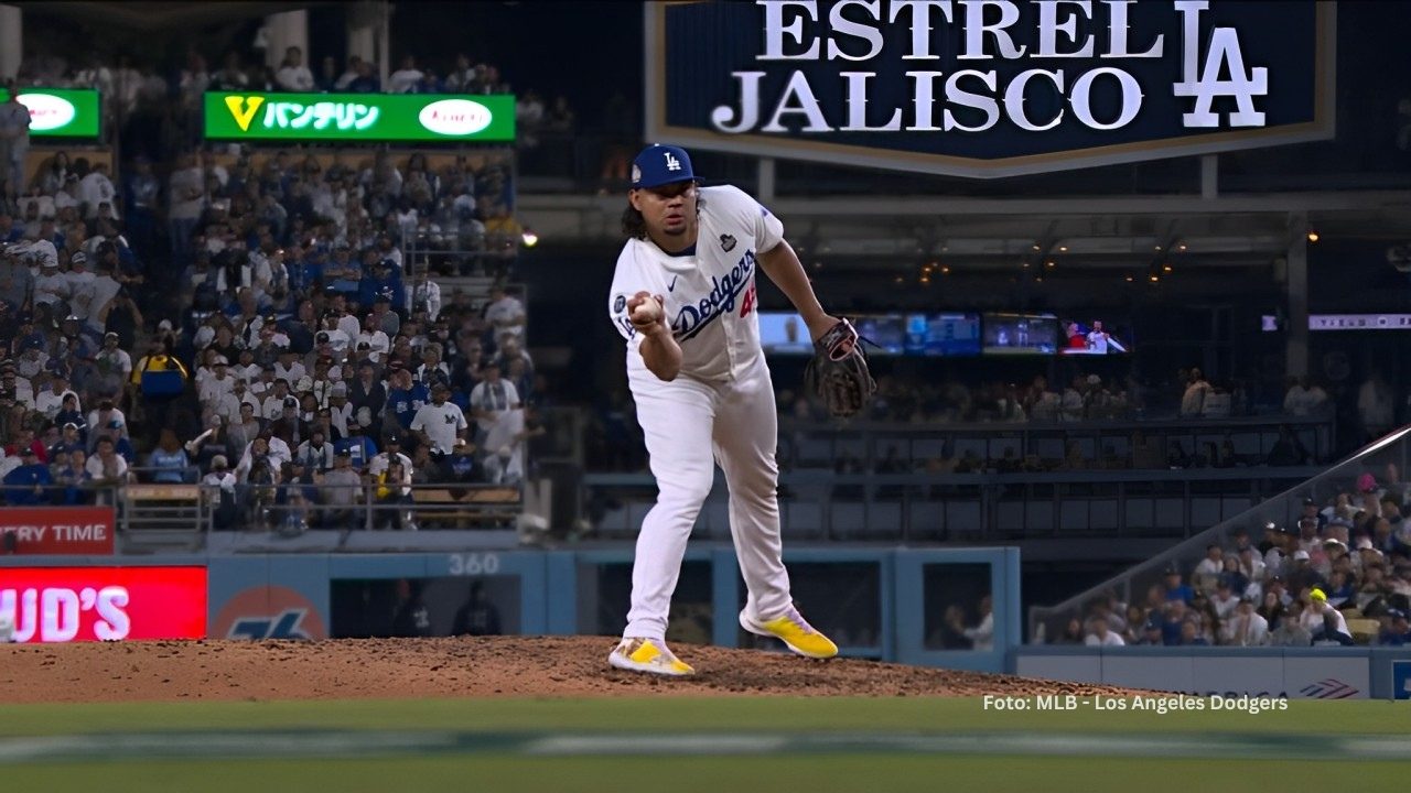 Dodgers y Brusdar Graterol acuerdan contrato de casi 3 millones para MLB 2025 Brudar Graterol atrapando una pelota con Los Angeles Dodgers