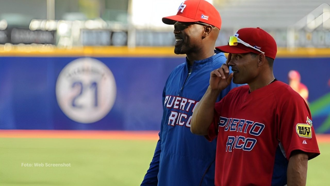 Yadier Molina ratificado como manager de Puerto Rico para Clásico Mundial 2026 Carlos Delgado e Iván Rodríguez con el uniforme de Puerto Rico
