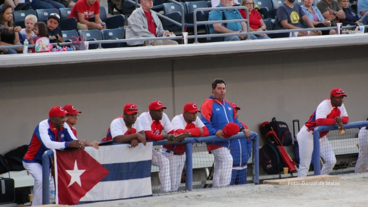 Equipo Cuba de veteranos jugará 2 amistosos ante Estados Unidos en el Latinoamericano Jugadores del equipo Cuba en dugout