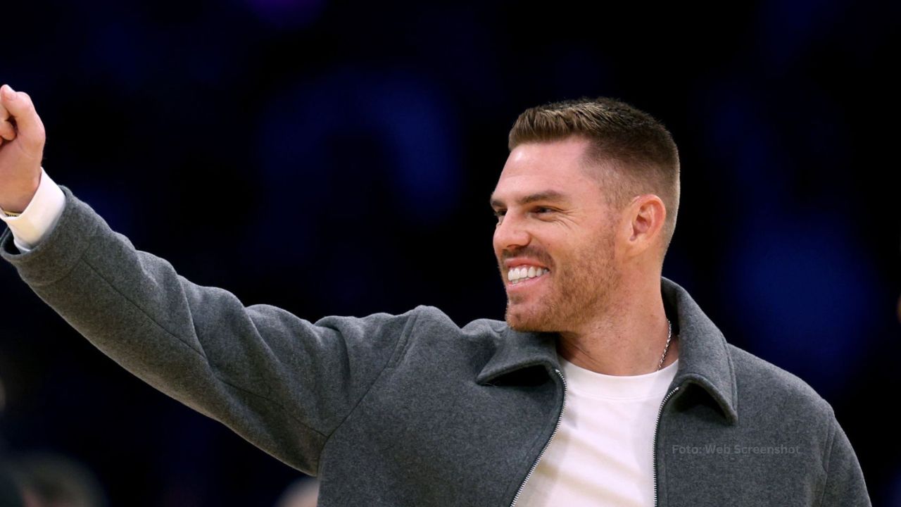 Freddie Freeman y su esposa donan 300 mil dólares a Bomberos de Los Angeles Freddie Freeman en Los Angeles
