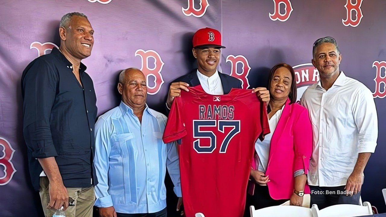Boston Red Sox firma 4 prospectos por más de 2 millones, 2 venezolanos y dominicanos Héctor Ramos en la presentación de su firma con Boston Red Sox