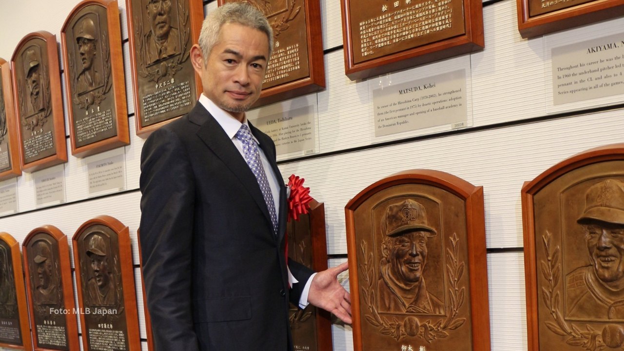 Ichiro Suzuki exaltado al Salón de la Fama de Japón con 92% de votos Ichiro Suzuki con su placa del Salón de la Fama