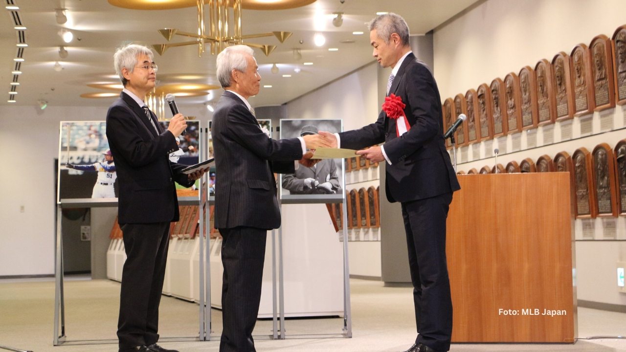 Ichiro Suzuki exaltado al Salón de la Fama de Japón con 92% de votos Ichiro Suzuki en la ceremonia de exaltación