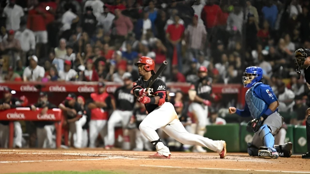 Leones del Escogido remonta y empata ante Tigres del Licey. Resumen Final LIDOM 2024-25 Jean Segura bateando con Leones del Escogido