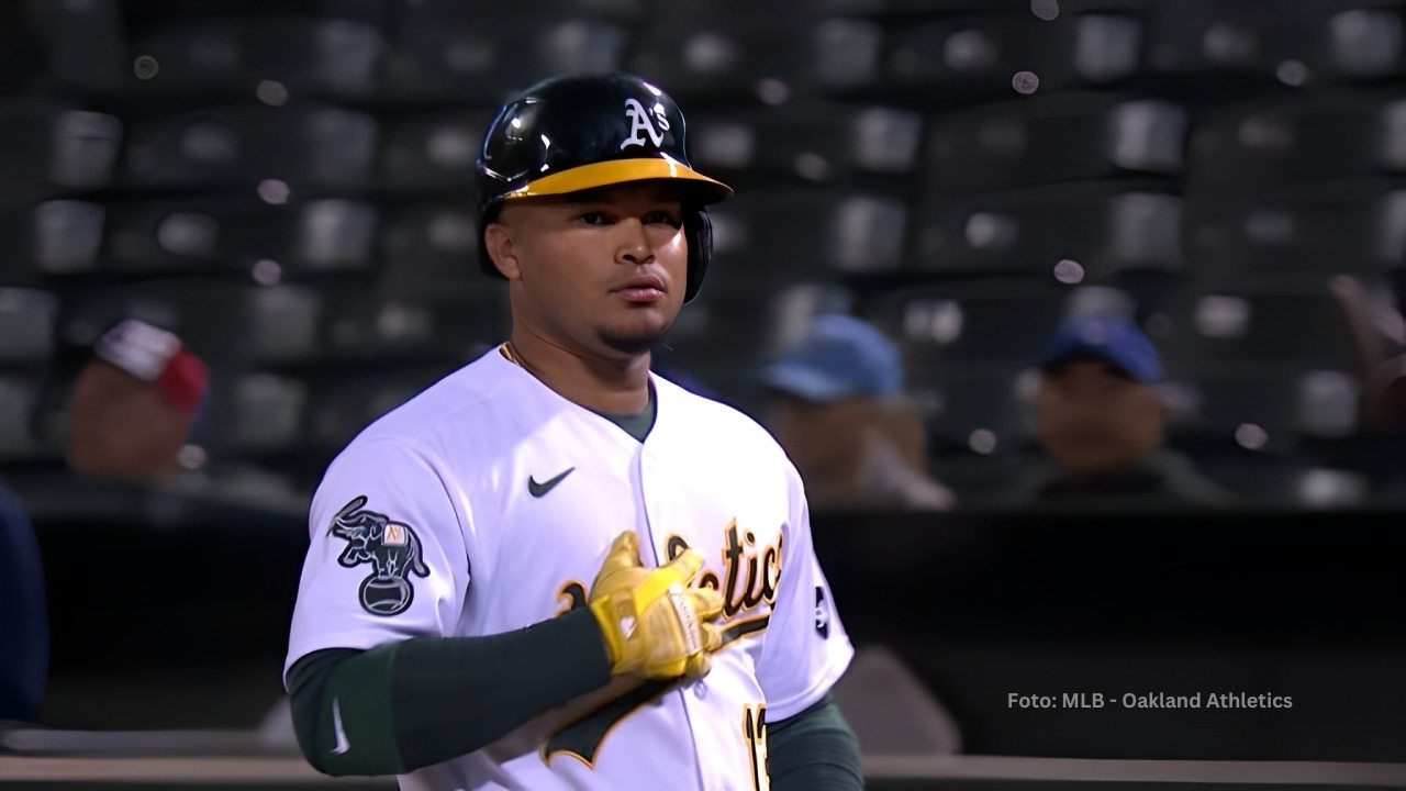 Latinos Jordan Díaz y Edward Olivares firman en Japón para 2025 Jordan Díaz en la inicial tras hit con Oakland Athletics