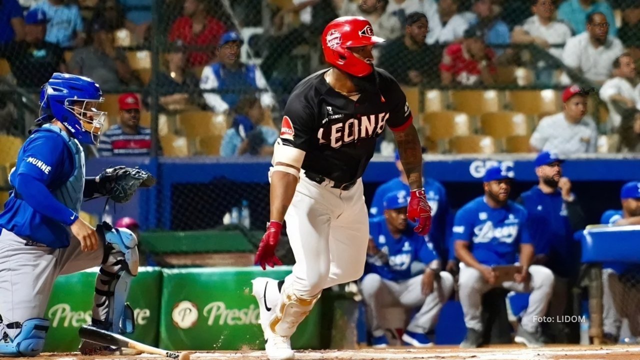 Leones del Escogido remonta y empata ante Tigres del Licey. Resumen Final LIDOM 2024-25 Junior Caminero en un turno con Leones del Escogido
