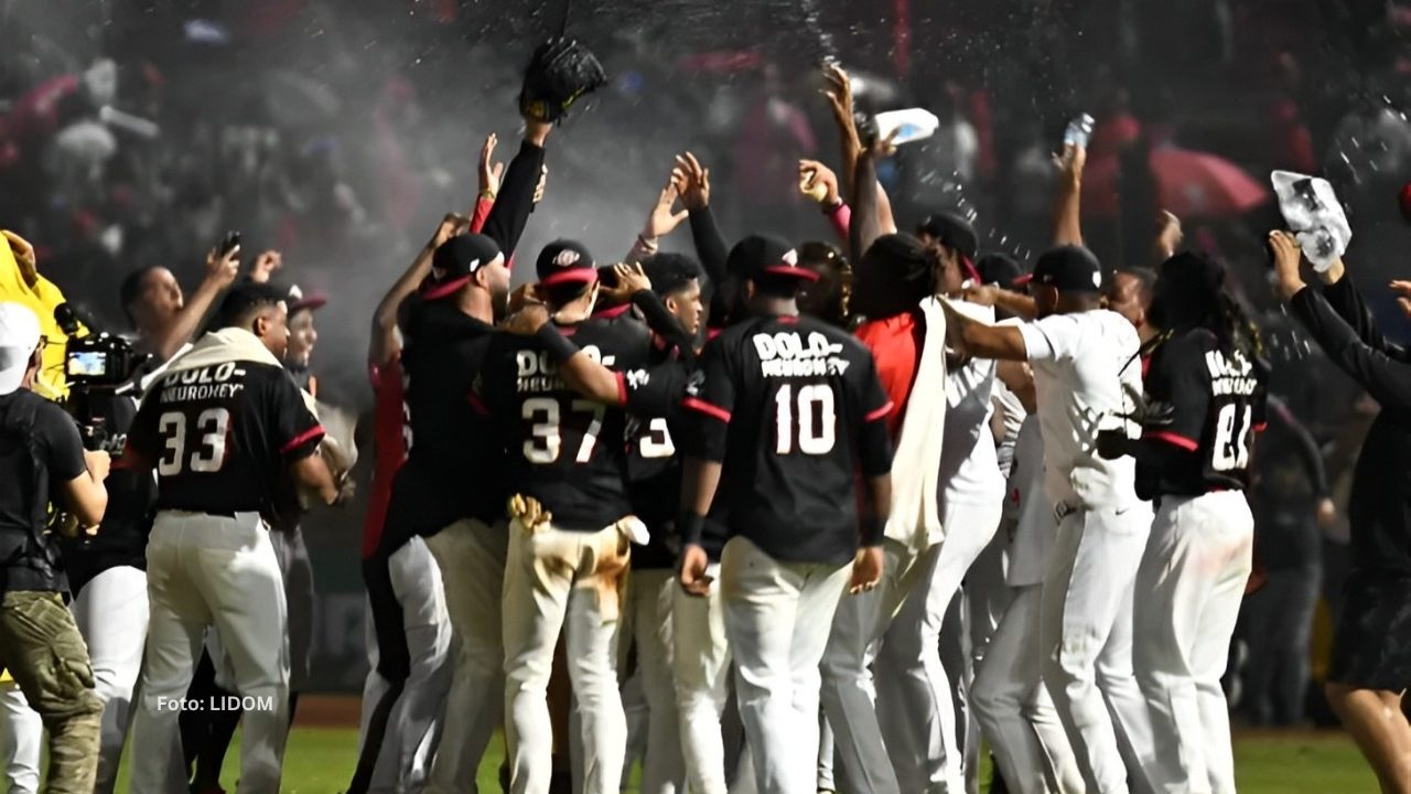 Leones del Escogido gana pase a Final ante Licey. Resumen LIDOM 2024-25 Jugadores de Leones del Escogido celebrando el pase a la Final
