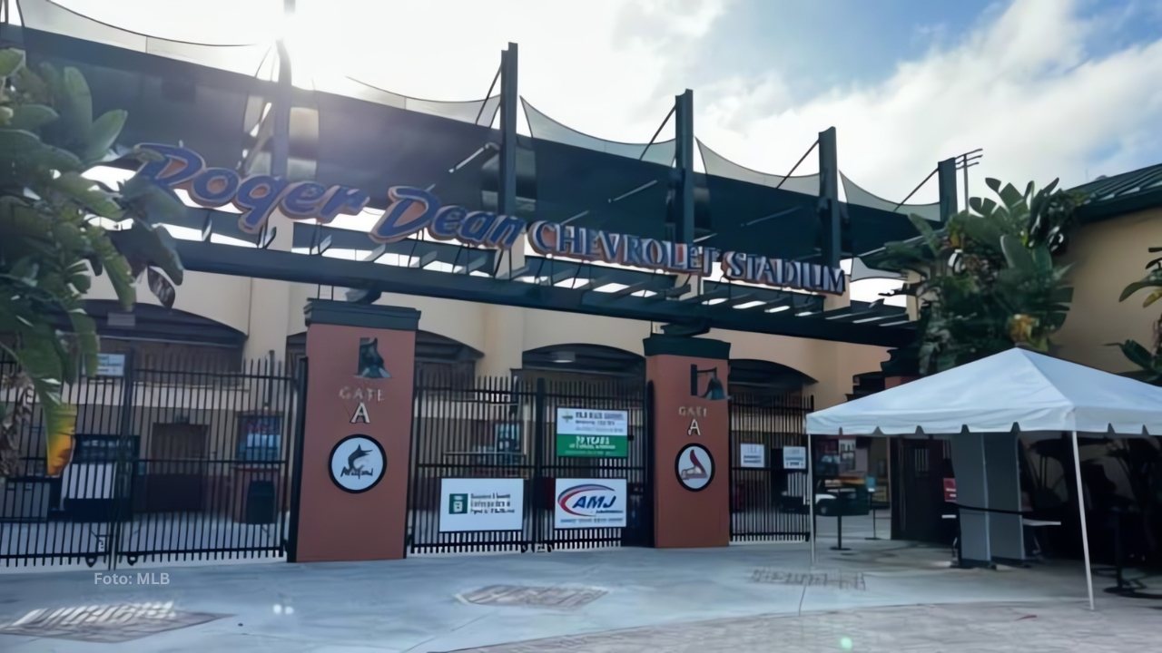 Prospecto dominicano Kevin Defrank firma con Miami Marlins por más de medio millón Estadio Roger Dean Chevrlotel Stadium