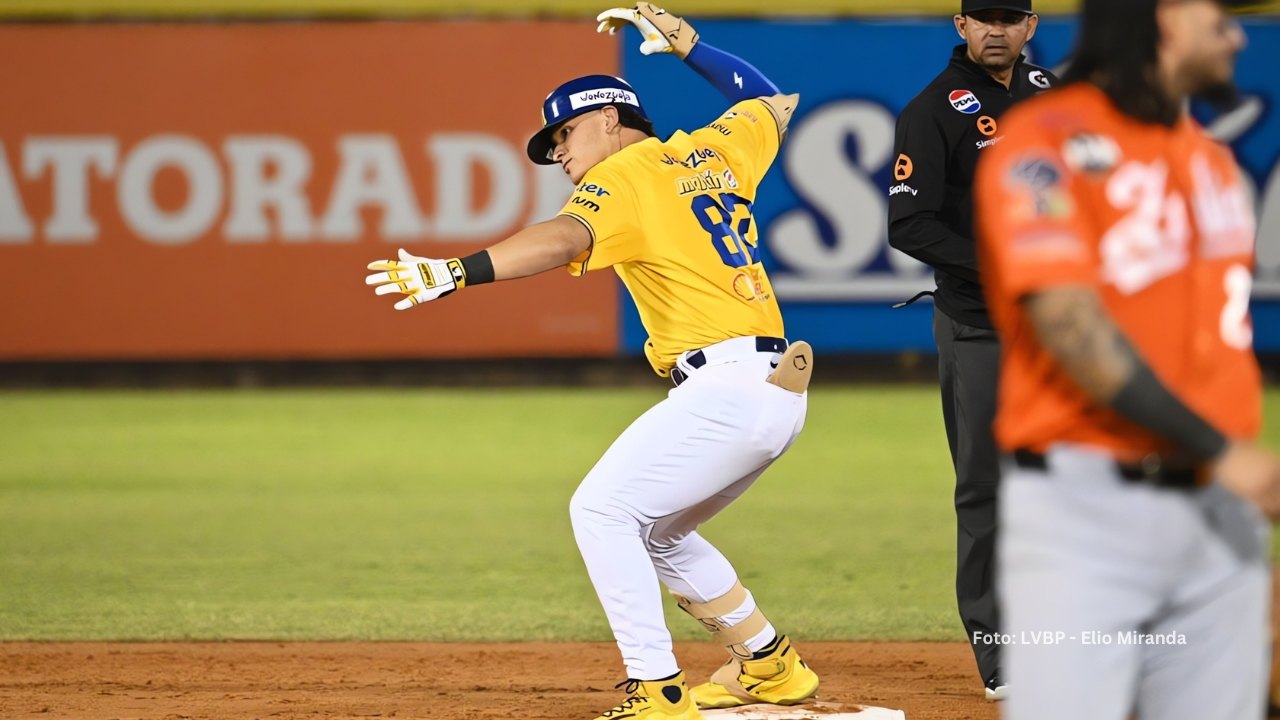 Paliza de Magallanes y Cardenales corta racha. Resumen Round Robin LVBP 2024-25 Luis Suisbel celebrando un doble con Navegantes del Magallanes