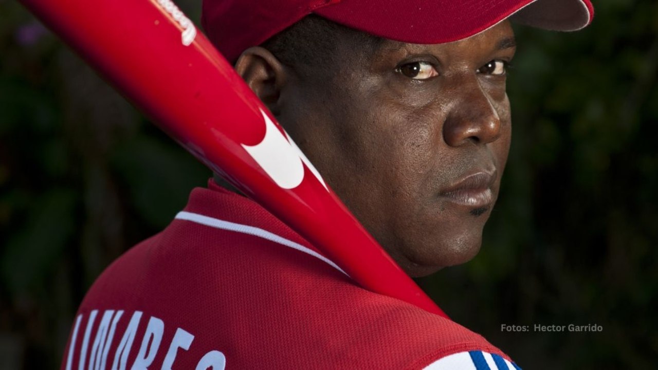 Omar Linares no salió de Cuba a MLB por esta razón, explica Liván Hernández Omar Linares posando con el uniforme de Cuba