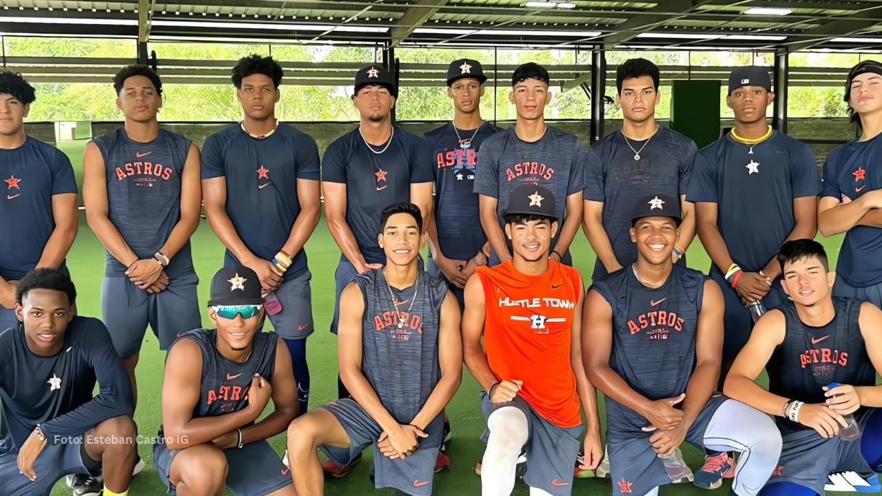 Prospecto cubano Kevin Álvarez firma por 2 millones con Houston Astros Kevin Alvarez junto a prospectos de Houston Astros
