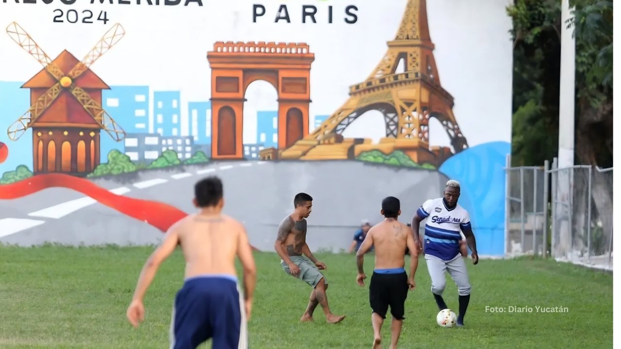 Randy Arozarena participó en actividades deportivas en México Randy Arozarena jugando futbol sin zapatos