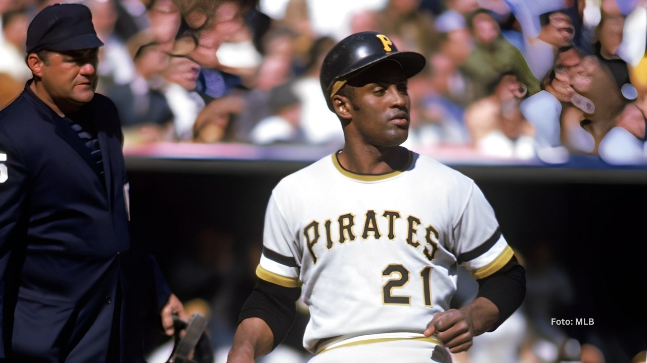Roberto Clemente y la razón por la cual no fue unánime para el Salón de la Fama Roberto Clemente anotando en carrera con Pittsburgh Pirates