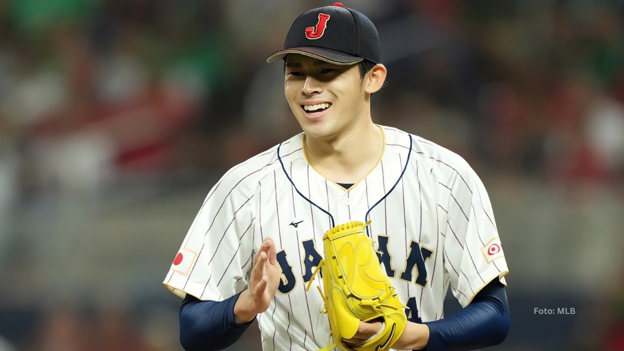 Acuerdos oficiales del Top 50 Prospectos en Firmas Internacionales MLB 2025 Roki Sasaki sonriendo con la selección de Japón