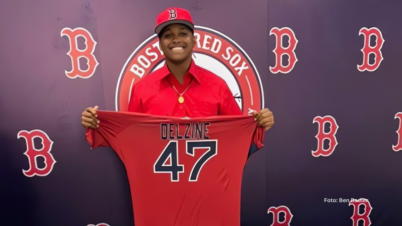 Boston Red Sox firma 4 prospectos por más de 2 millones, 2 venezolanos y dominicanos Sadbiel Delzine con una camisa de Boston Red Sox