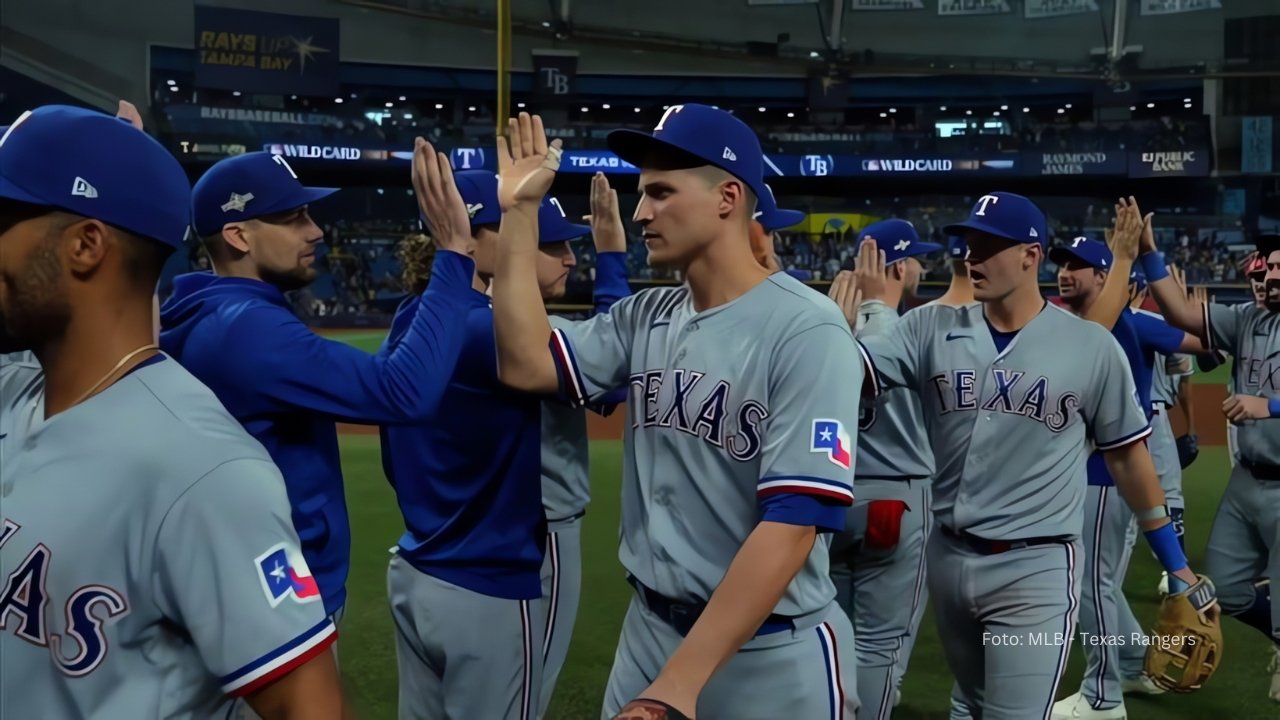 Texas Rangers anuncia 15 jugadores invitados al Spring Training 2025 Jugadores de Texas Rangers celebrando una victoria
