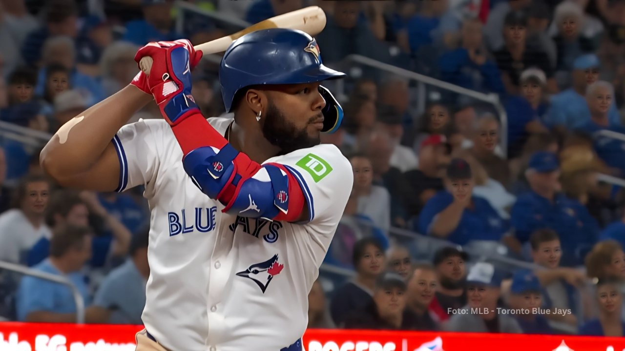 Vladimir Guerrero Jr. lucirá gran producción según proyecciones MLB 2025 Vladimir Guerrero Jr. tomando un turno con Toronto Blue Jays