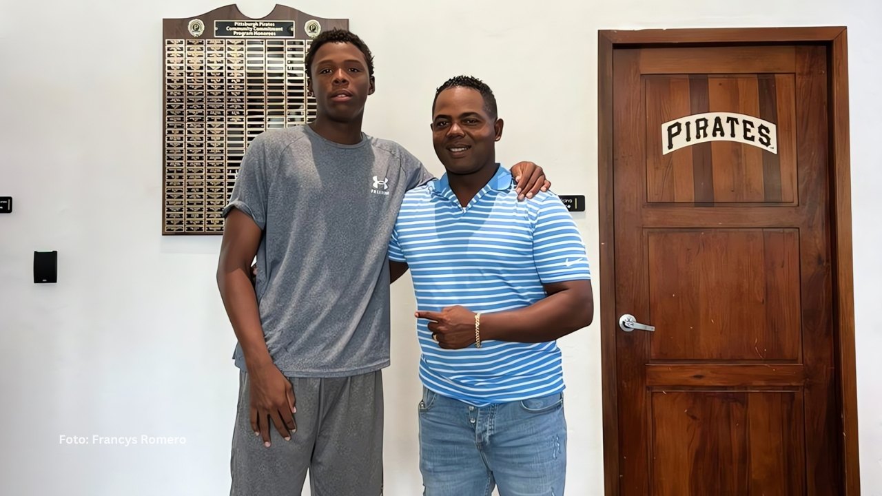 Lanzador Cubano Yoslaniel Hernández acuerda con Pittsburgh Pirates Yoslaniel Hernández junto a un familiar