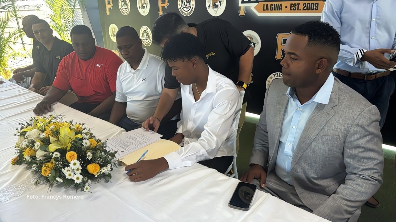 Lanzador Cubano Yoslaniel Hernández acuerda con Pittsburgh Pirates Yoslaniel Hernández firmando contrato con Pittsburgh Pirates
