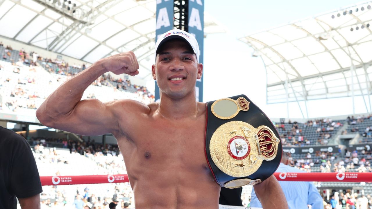 Andy Cruz calienta el ring previo a pelea con Omar Salcido David Morrell Jr. con su titulo
