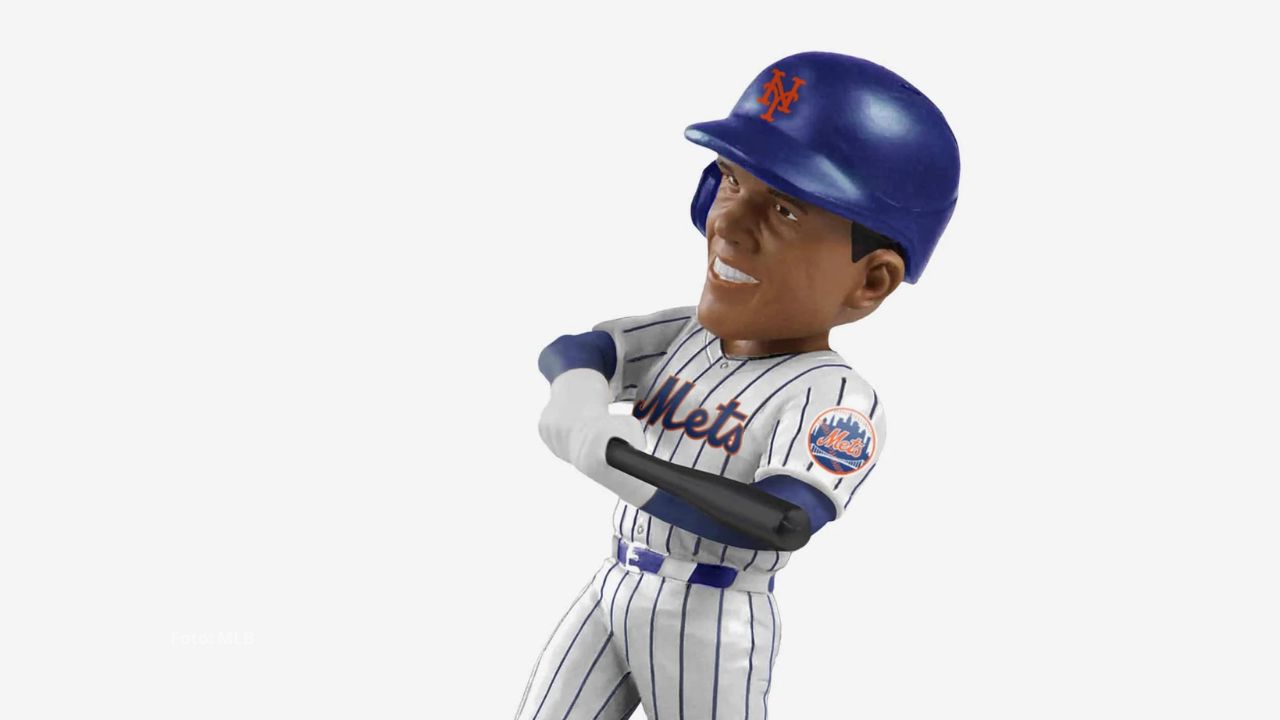 Mets celebrarán a Juan Soto con bobblehead en el Citi Field El muñeco, que representa a Juan Soto con su característico estilo al batear (shuffle) y sonrisa, se ha convertido en un objeto de colección muy esperado desde el anuncio.