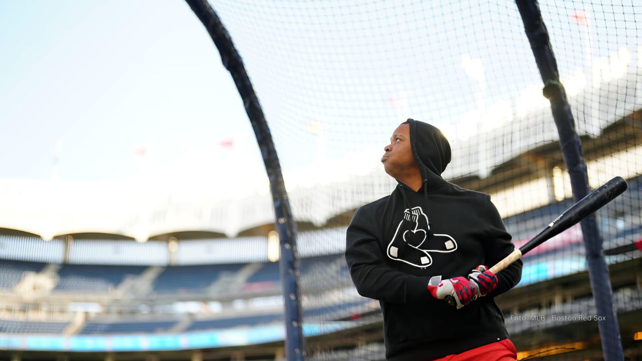 Alex Cora estuvo al frente del entrenamiento de Boston Red Sox y destacó la presencia de Rafael Devers como líder del equipo.