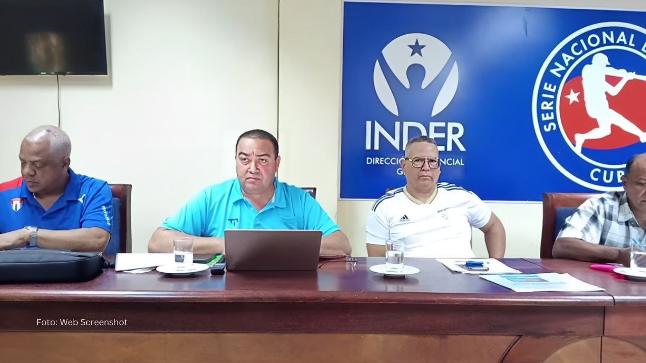 Habrá aumento salarial en Liga Élite del beisbol cubano (Fuentes) Comisionados del INDER en una rueda de prensa