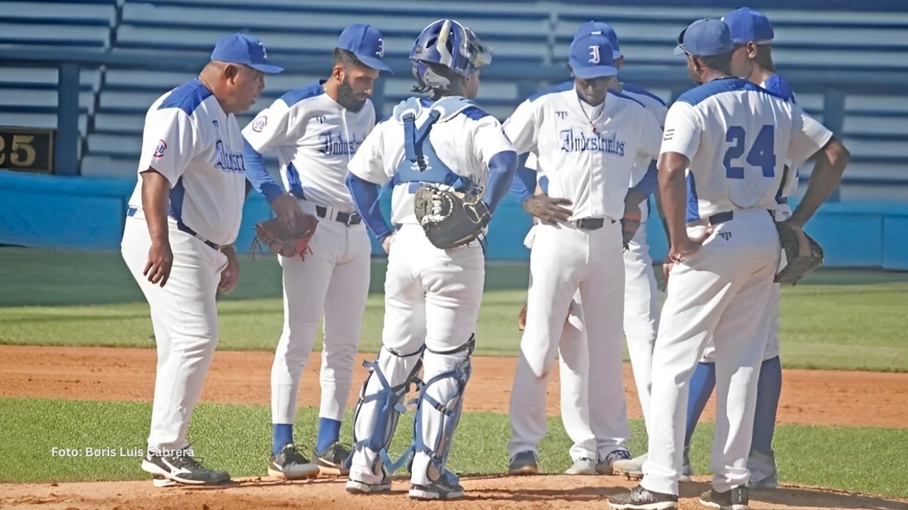 Alto y claro Dennis Laza: “Con el salario no se puede mantener una familia" Jugadores de Industriales en la lomita