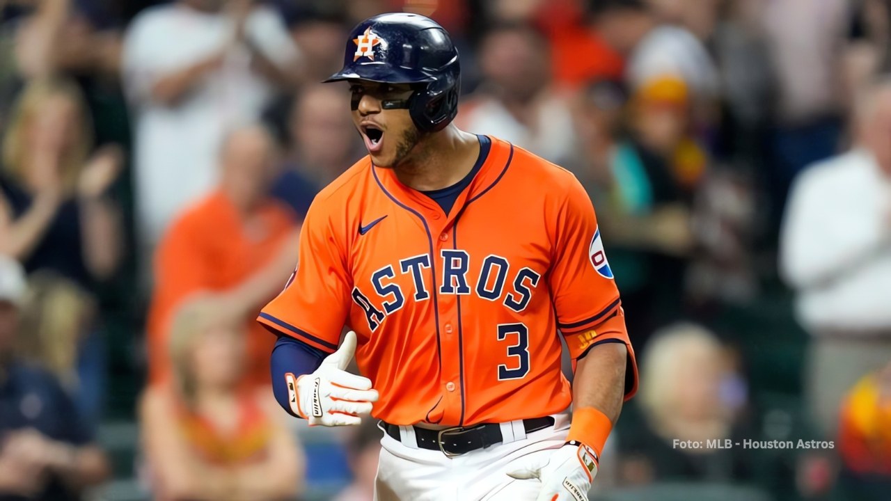 Jonrón de Jeremy Peña a 438 pies ante San Luis Jeremy Peña celebrando un batazo con Houston Astros