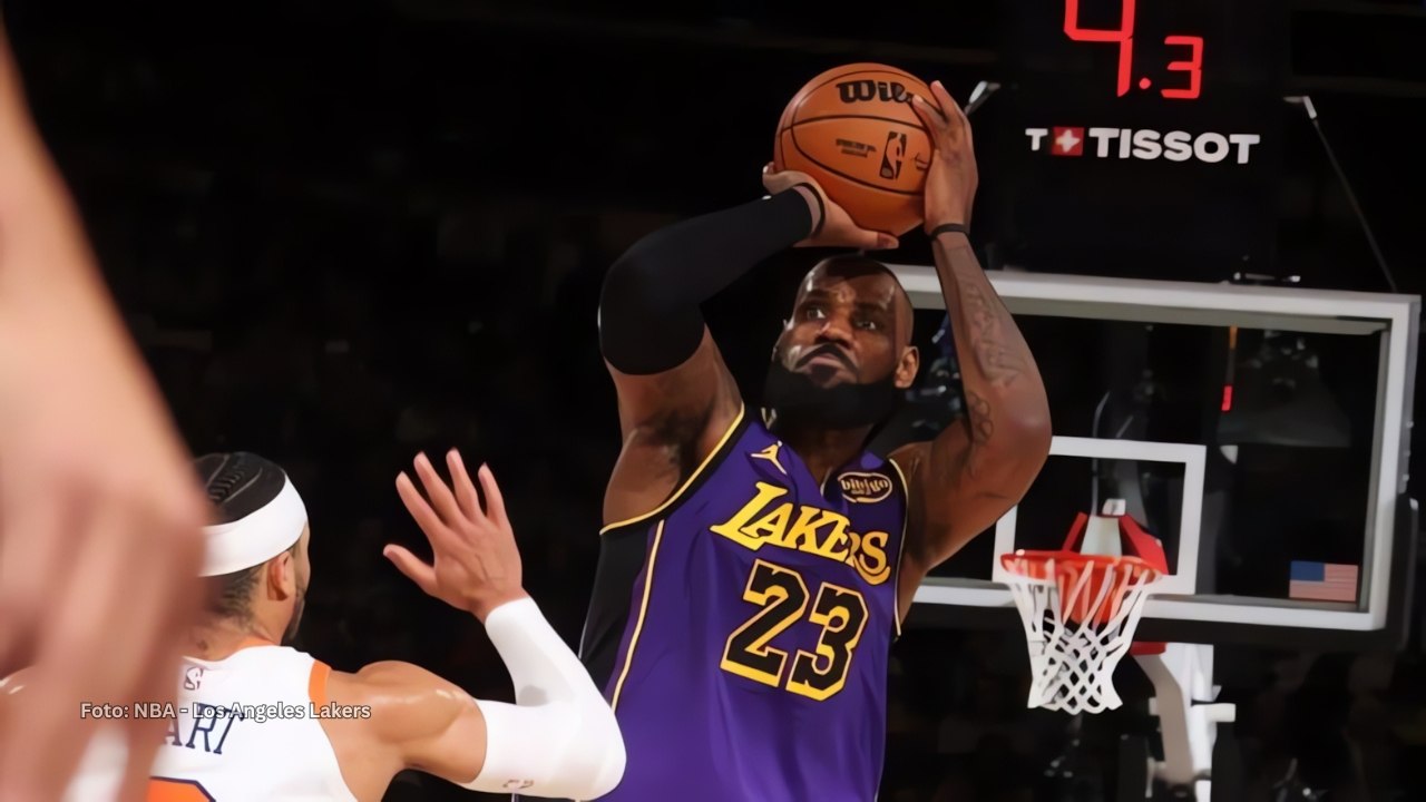 LeBron James consigue marca única en NBA a los 40 años LeBron James lanzando con Los Angeles Lakers