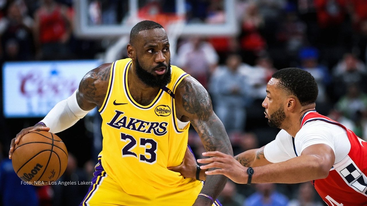 LeBron James logra histórica marca en NBA con 40 años LeBron James llevando el balón con Los Angeles Lakers