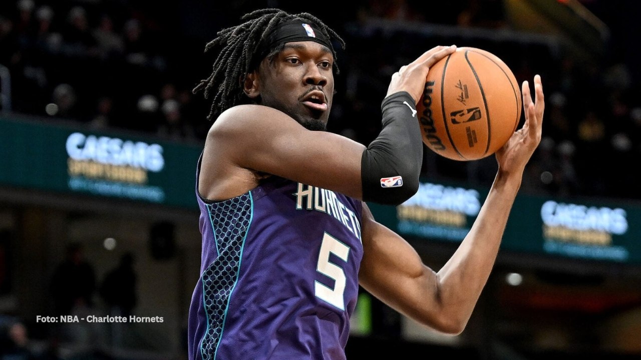 Lakers cancelan cambio de sustituto de Anthony Davis Mark Williams tomando un rebote