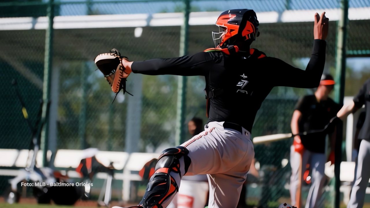 TOP 20 de Prospectos MLB, tres latinos presentes Samuel Basallo con el uniforme de Baltimore Orioles. Prospectos MLB