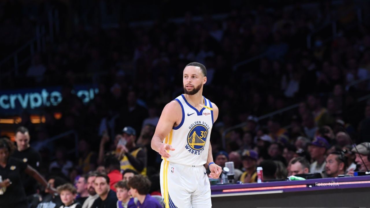 Stephen Curry supera marca de Michael Jordan en NBA Stephen Curry con Warriors