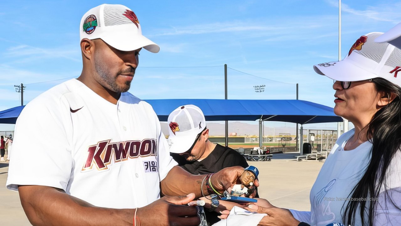 Yasiel Puig sorprende a fanáticos de Dodgers en Arizona Yasiel Puig autografiando muñecos de el con Los Angeles Dodgers