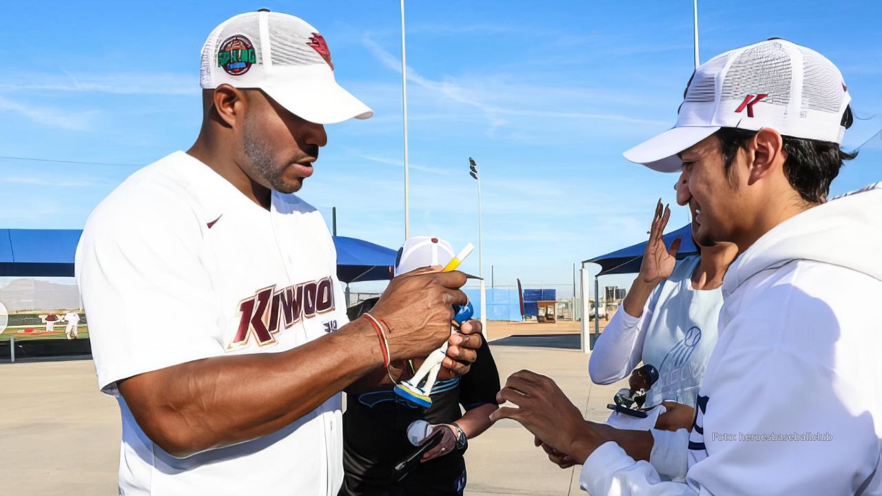 Yasiel Puig sorprende a fanáticos de Dodgers en Arizona Yasiel Puig firmando mercancía