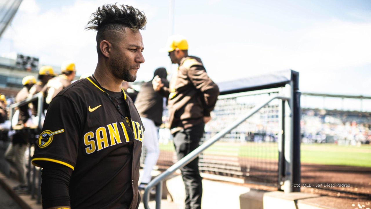 Yuli Gurriel tiene posibilidades reales de hacer roster de San Diego Padres Yuli Gurriel con uniforme de San Diego Padres