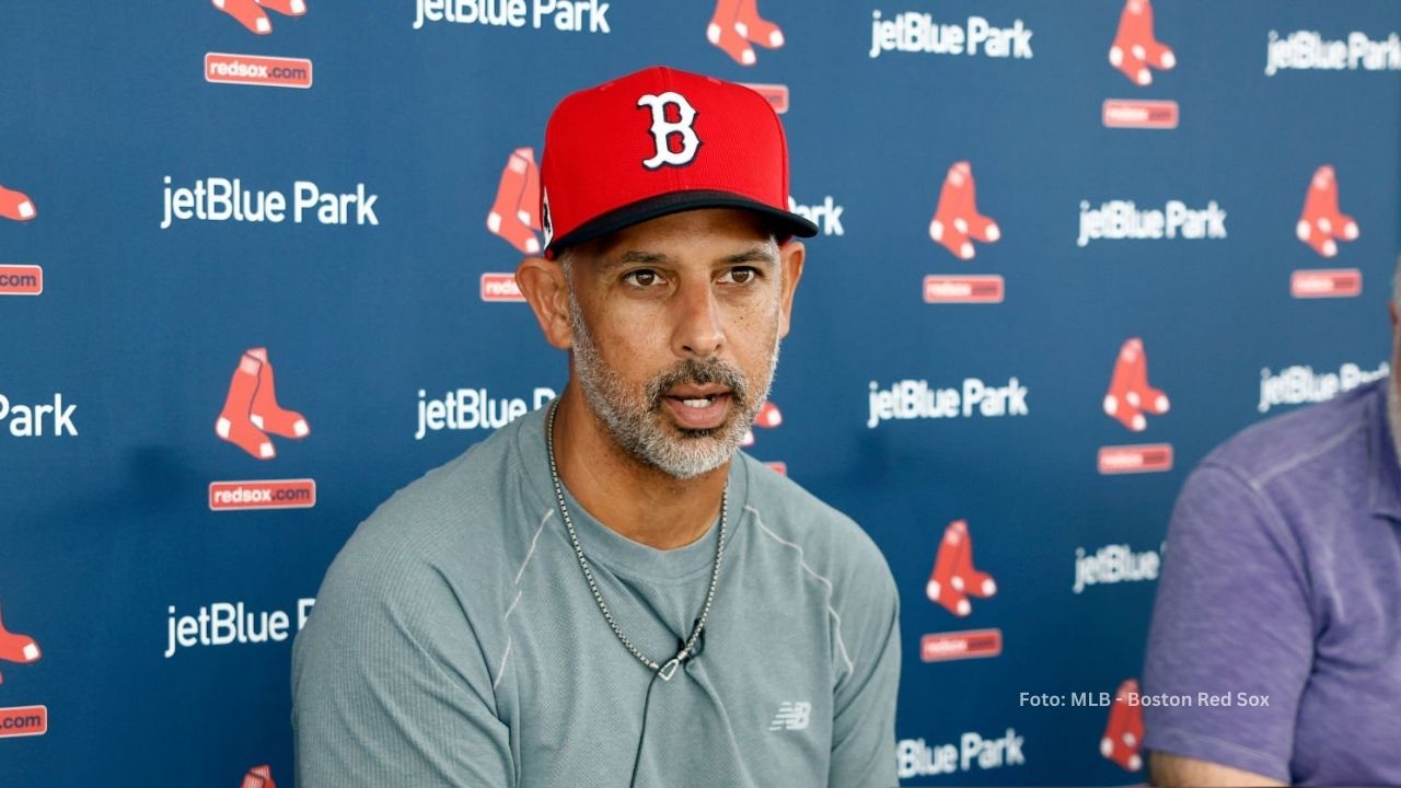 Alex Cora revela plan ofensivo y defensivo para Bregman Alex Cora con Boston Red Xox