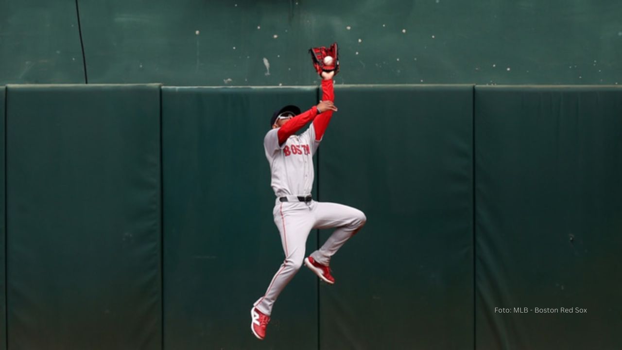 Alex Cora sobre Aroldis Chapman: "No sorprende que sea tan bueno" Alex Cora destacó lo importante que es para Boston que Aroldis Chapman sea un veterano y entienda su rol en el equipo.