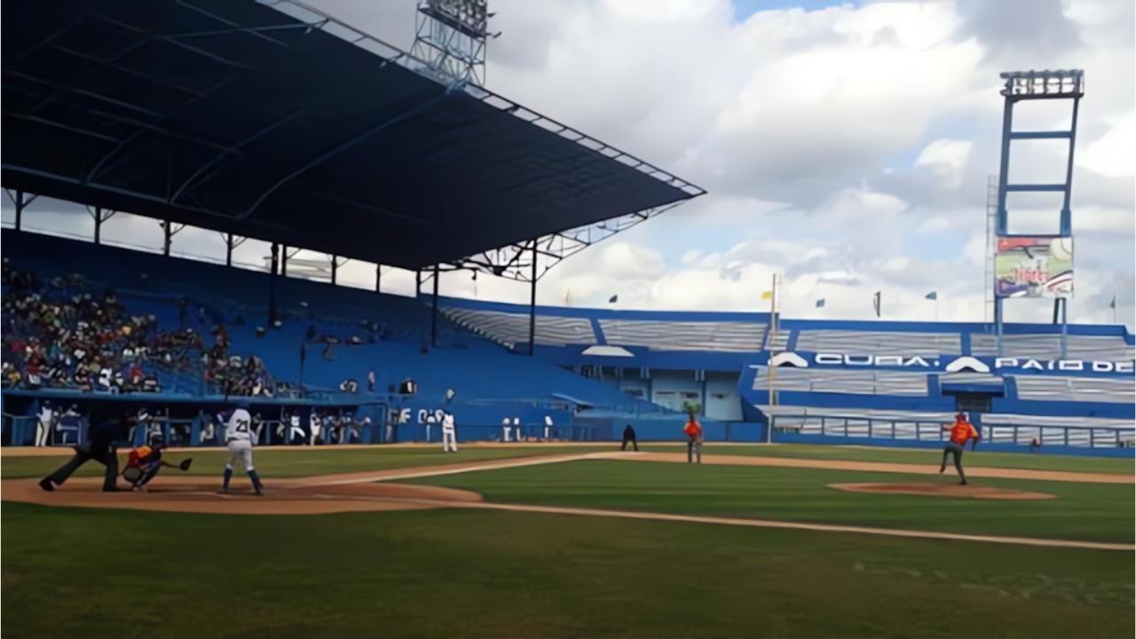 Industriales eligen 10 refuerzos para III Liga Élite del beisbol cubano Increíblemente Industriales eligió a Erisbel Arruebarruena como refuerzo en la última ronda.
