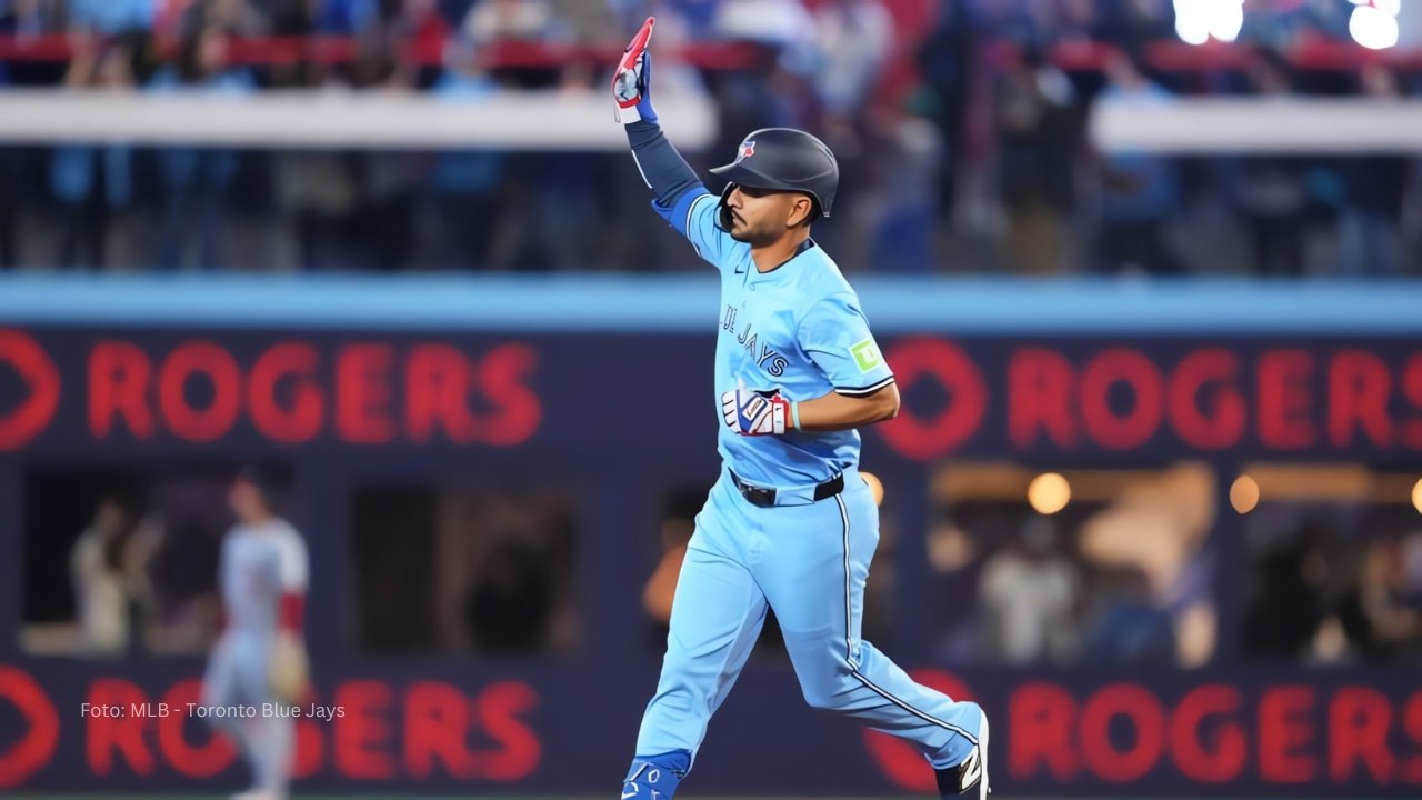 Andres Gimenez recorriendo las bases tras jonrón con Toronto Blue Jays