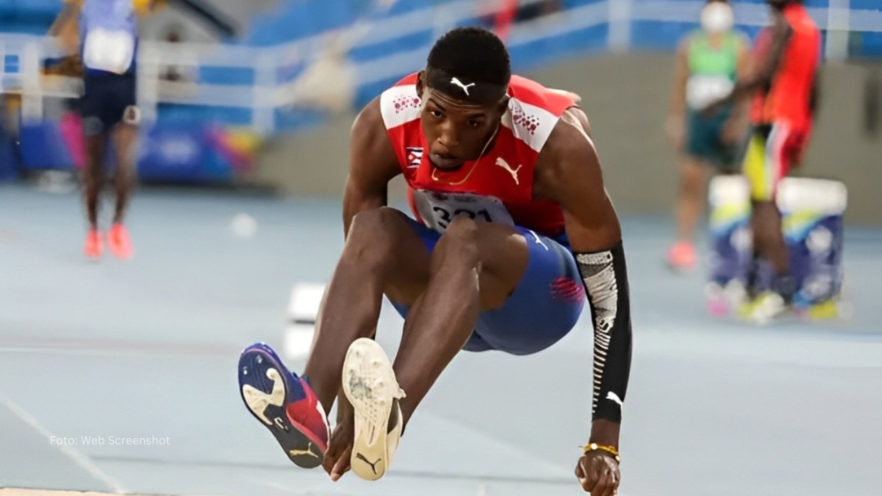 Andy Hechavarría fuera del Mundial por una razón, explica Comisionado de Atletismo Andy Hechavarría en una prueba de salto