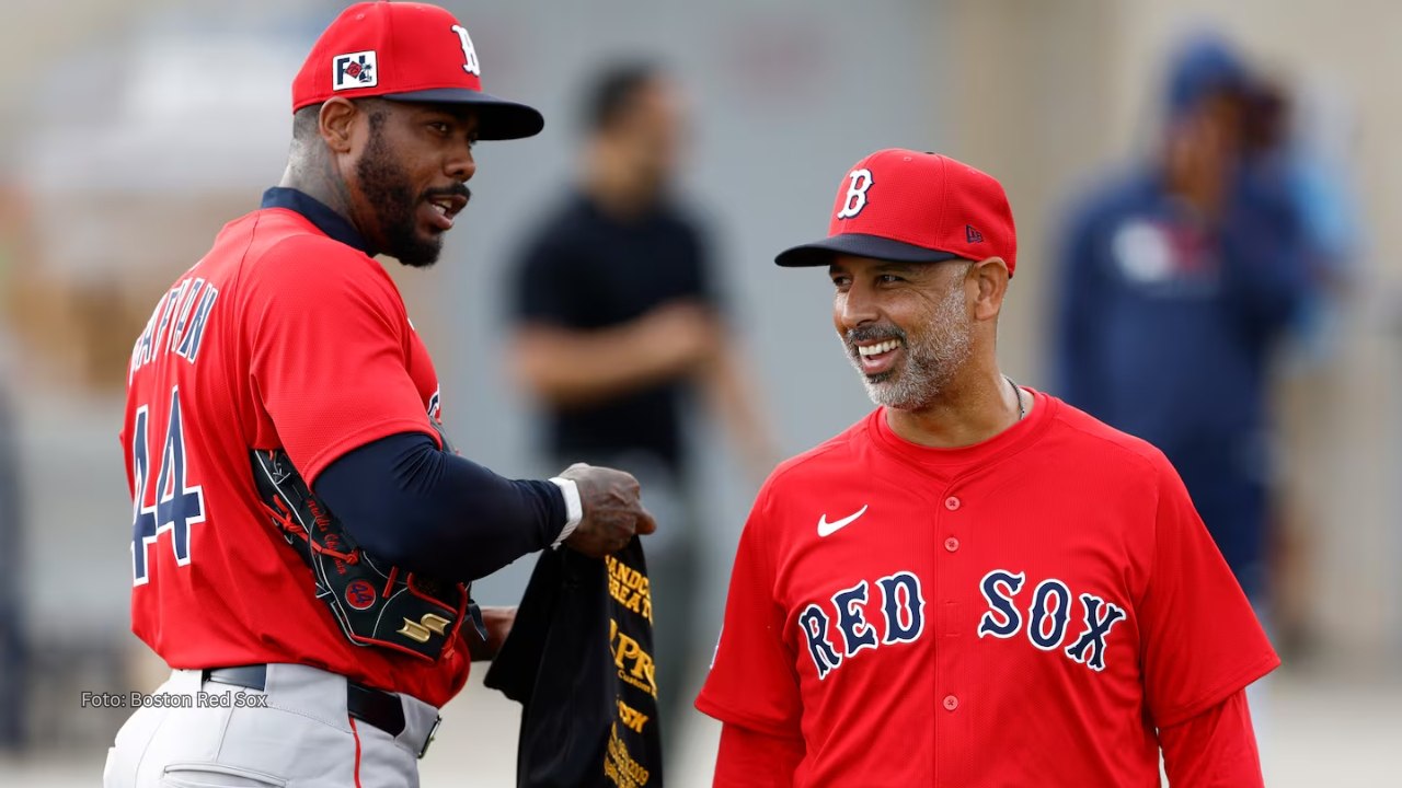 Aroldis Chapman confiesa lo que no le agrada en Fenway Park Aroldis Chapman junto a Alex Cora en una practica