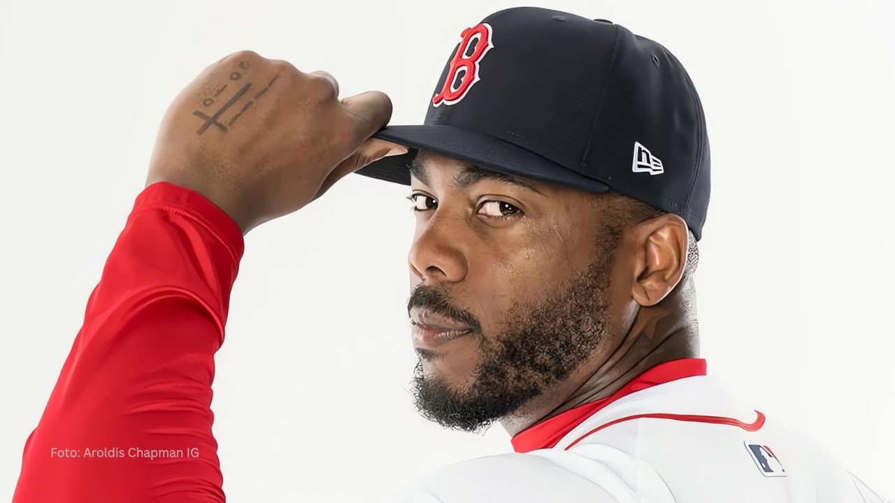 Aroldis Chapman en una sesión de fotos con Boston Red Sox