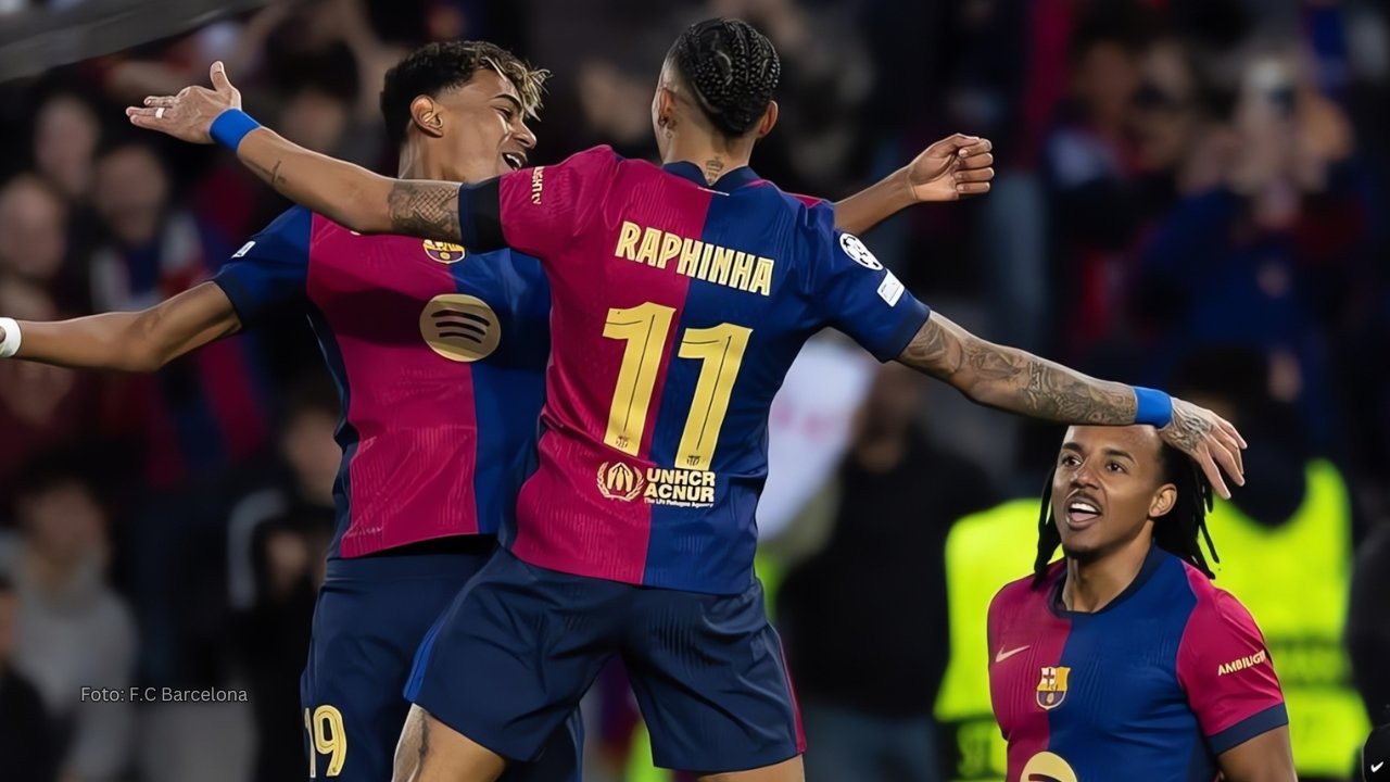 Barcelona vence al Benfica y avanza a 4tos en Champions League Lamine Yamal, Raphina y Kounde celebrando un gol con Barcelona