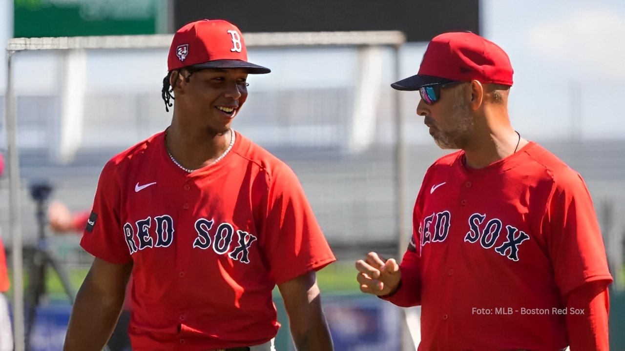 Brayan Bello anuncia retorno con Boston a MLB Brayan Bello junto a Alex Cora
