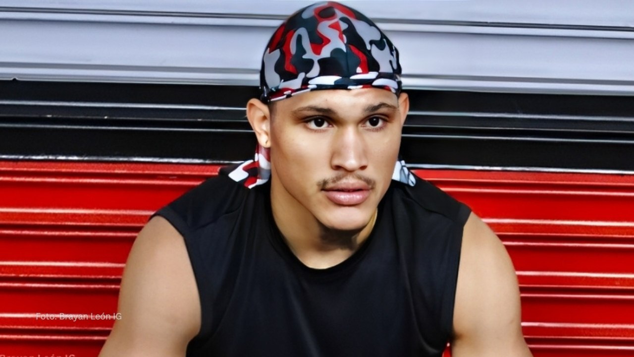 “Mi mayor logro será tener a mi familia en USA”, expresó boxeador cubano Brayan León Brayan León esperando para entrar al ring