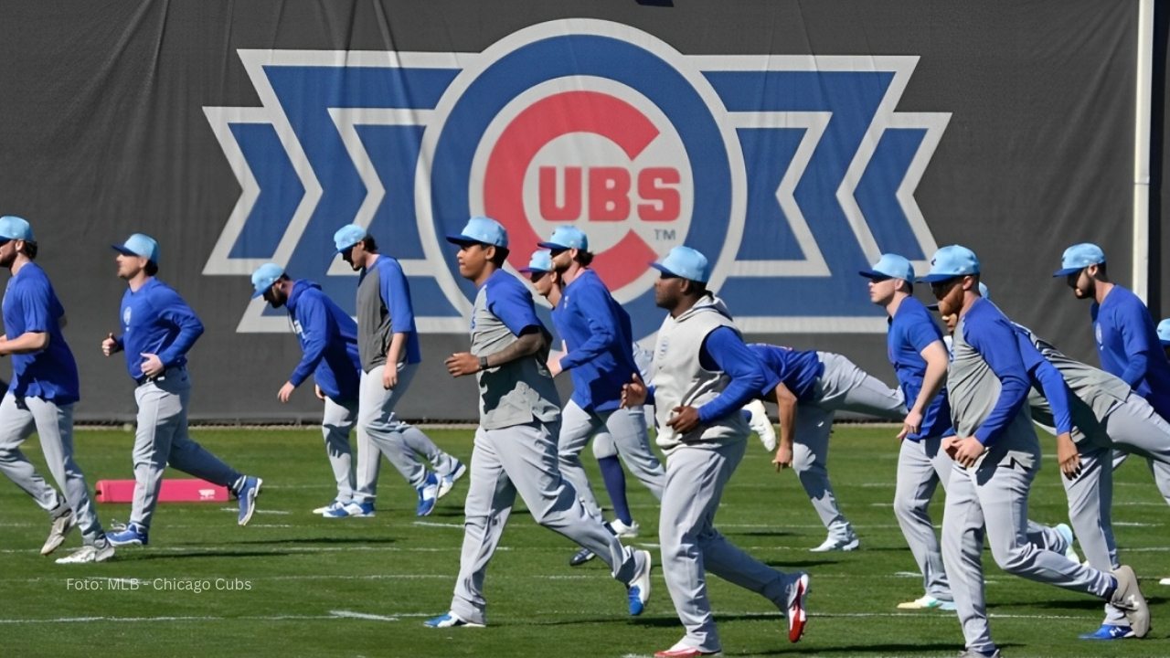 Jugadores de Chicago Cubs trotando en los Entrenamientos Primaverales